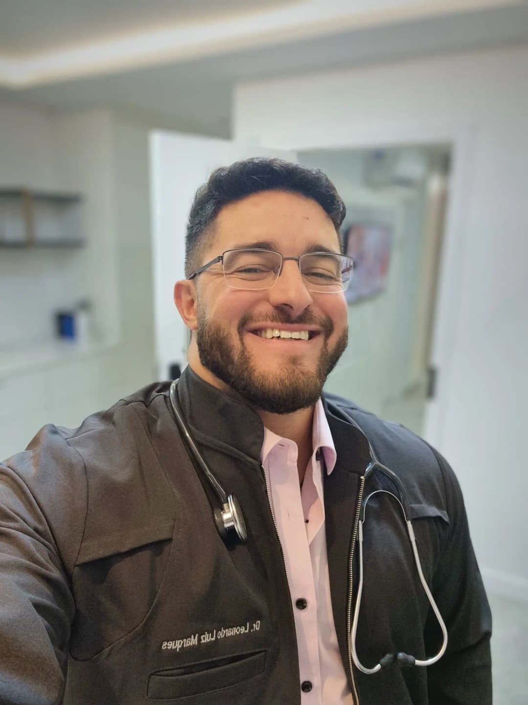 Dr. Leonardo em seu consultório